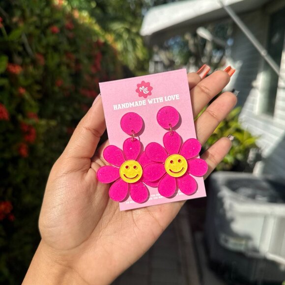 Pink Smiley Daisy Earrings — Cute Retro Flower Dangle Kawaii Jewelry - Picture 2 of 5